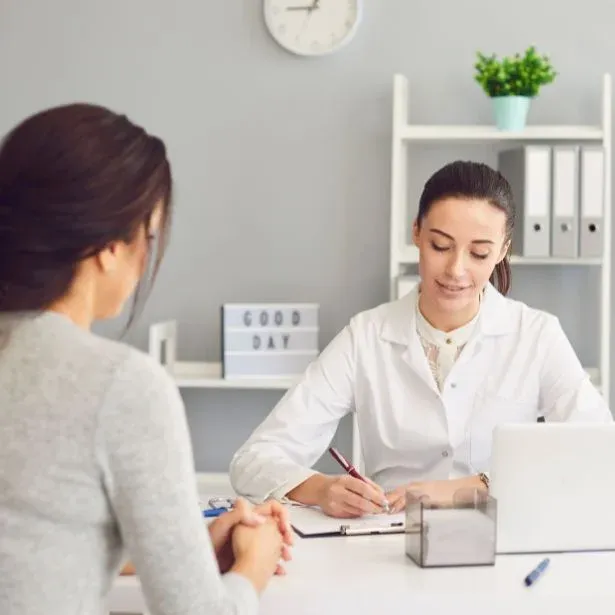 Dentista durante una consulenza per il servizio di Sbiancamento denti Genova - Dott.ssa Camilla Colella