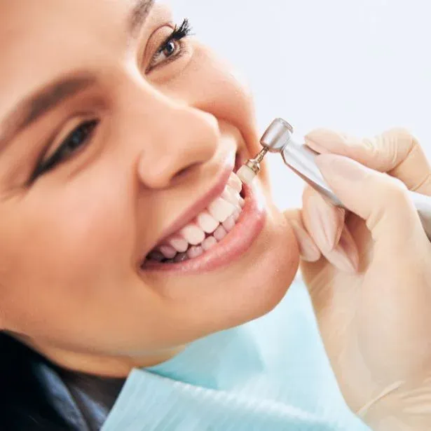 Una cliente durante un trattamento di Sbiancamento denti Genova - Dott.ssa Camilla Colella