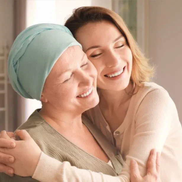 Due donne di che si abbracciano